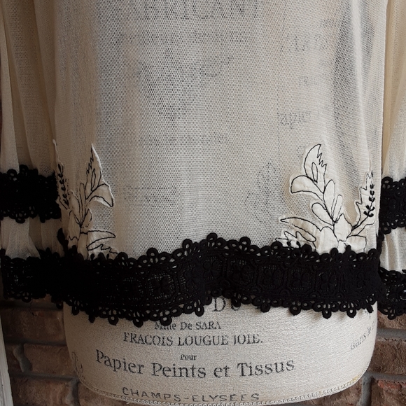 Leifnotes lace button sweater size 2. - Picture 6 of 9